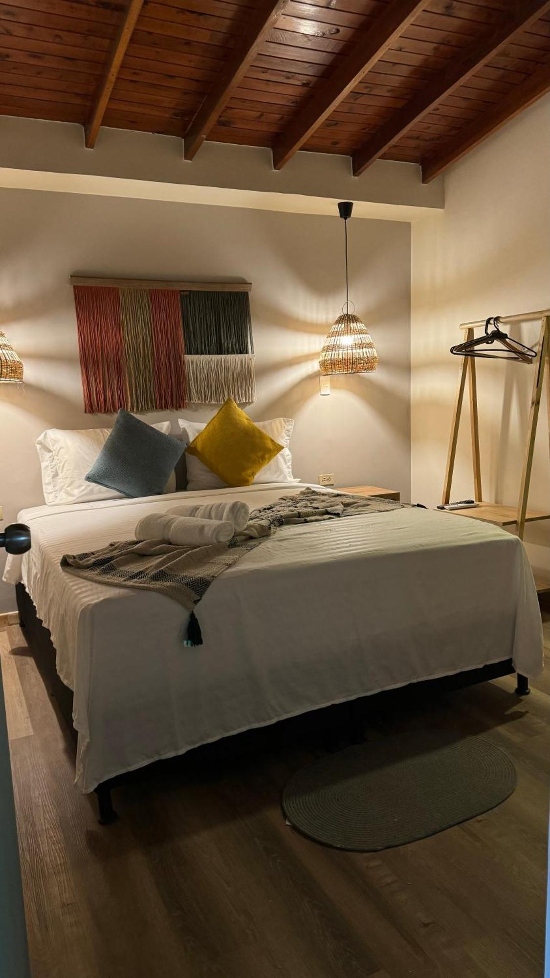 Luum Casa Hotel Manila Меделин Екстериор снимка